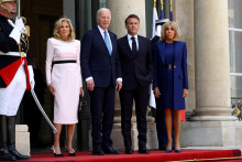 Americký prezident Joe Biden a prvá dáma USA Jill Biden sa stretávajú s francúzskym prezidentom Emmanuelom Macronom a jeho manželkou Brigitte Macronovou v Elyzejskom paláci v Paríži. FOTO: Reuters