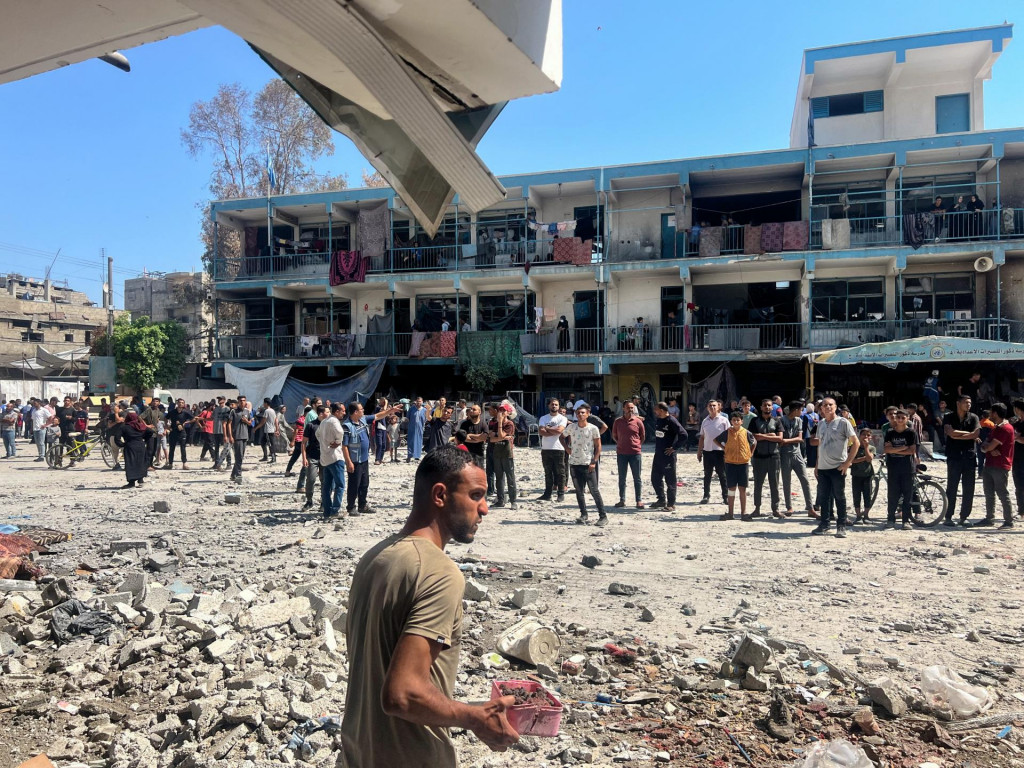 Palestínčania kontrolujú miesto izraelského útoku na školu UNRWA, ktorá poskytuje útočisko pre vysídlených ľudí. FOTO: Reuters