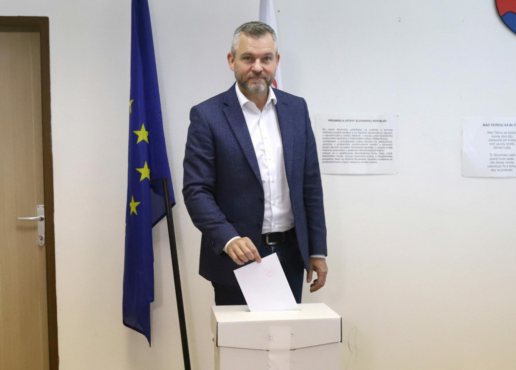 Zvolený prezident Peter Pellegrini vkladá obálku s hlasovacím lístkom do volebnej schránky. FOTO: TASR/Ján Krošlák