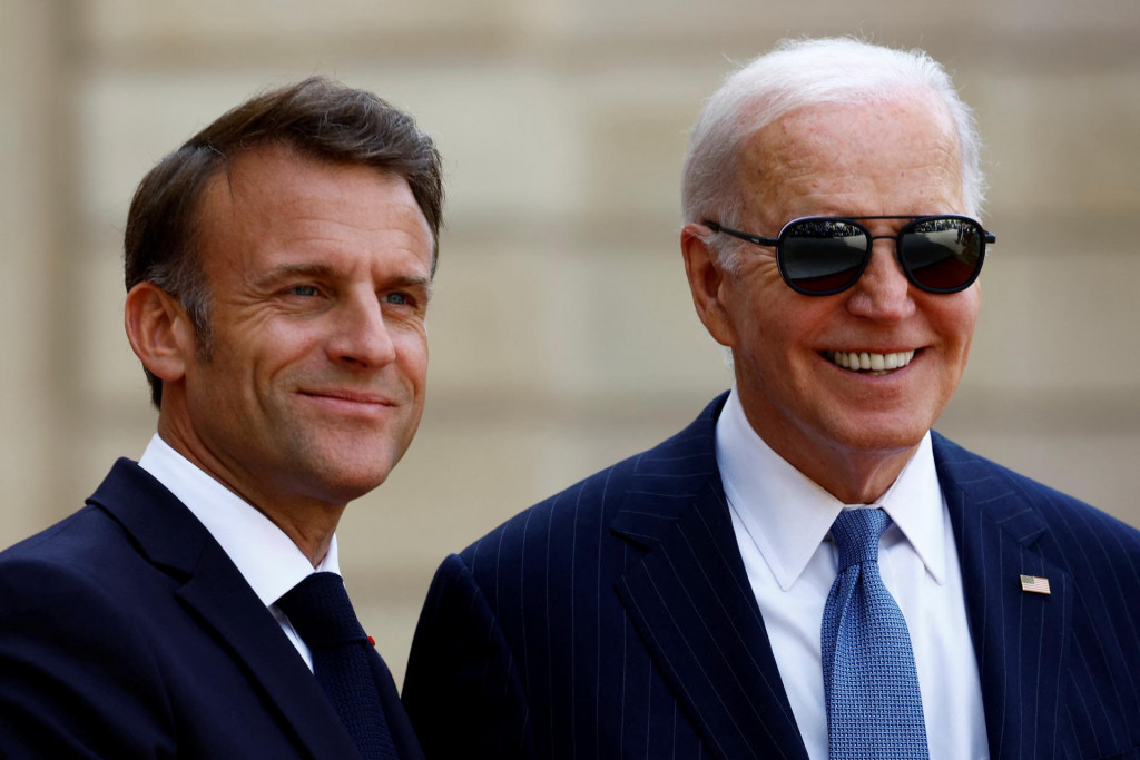 Francúzsky prezident Emmanuel Macron a americký prezident Joe Biden.  FOTO: Reuters