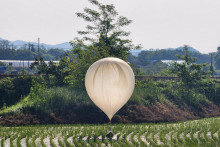 Balón s odpadkami, ktorý cez hranice do Južnej Kórey poslala KĽDR. FOTO: Reuters