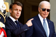 Emmanuel Macron a Joe Biden. FOTO: Reuters