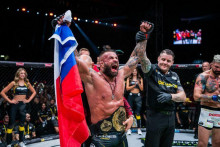 Karlos Vémola sa teší po víťazstve. FOTO: Oktagon MMA