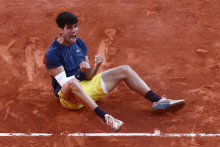 Radosť Carlosa Alcaraza po zisku titulu na grandslamovom turnaji Roland Garros v Paríži. FOTO: Reuters