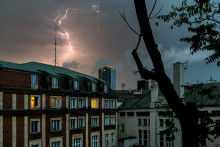 Blesky nad budovou Národnej banky Slovenska počas búrky v Bratislave. FOTO: TASR/Dano Veselský