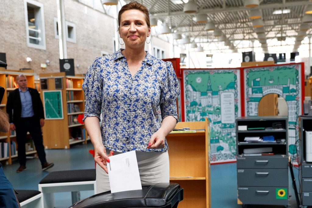 Dánska premiérka Mette Frederiksenová odovzdáva svoj hlas v eurovoľbách. FOTO: Reuters