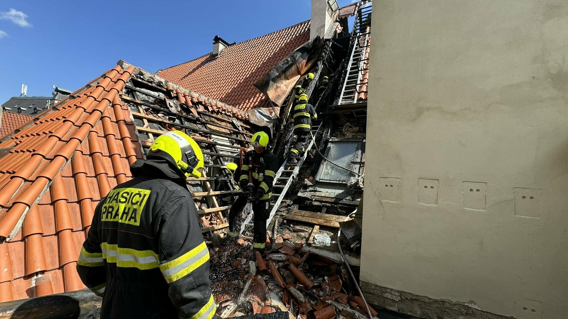 V centre Prahy zasahujú hasiči, horí strecha jednej z budov pri Týnskom chráme