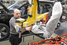 Výroba automobilov v bratislavskom závode Volkswagen Slovakia je pre slovenský priemysel kľúčová. FOTO: HN/Peter Mayer