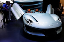 Čínsky koncepčný elektromobil BYD‘s Fangchengbao Super 9 zaujal návštevníkov autosalónu Auto China. FOTO: Reuters