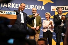 Predsedníčka Európskej komisie Ursula von der Leyenová, predseda nemeckej Kresťanskodemokratickej únie (CDU) Friedrich Merz, líder Kresťanskosociálnej únie (CSU) a bavorský premiér Markus Soeder a predseda Európskej ľudovej strany (EPP) Manfred Weber. FOTO: Reuters