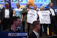 Predsedníčka Európskej komisie Ursula von der Leyenová, predseda nemeckej Kresťanskodemokratickej únie (CDU) Friedrich Merz, líder Kresťanskosociálnej únie (CSU) a bavorský premiér Markus Söder a predseda Európskej ľudovej strany (EPP) Manfred Weber sa zúčastňujú na predvolebnom zhromaždení v Mníchove. FOTO: Reuters