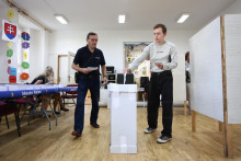 Volič vhadzuje obálku s hlasovacím lístkom do volebnej schránky vo voľbách do Európskeho parlamentu v sobotu 8. júna 2024 v Rajci, okres Žilina. FOTO: TASR/Daniel Stehlík