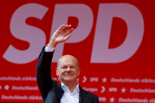 Nemecký kancelár a šéf SPD Olaf Scholz počas kampane pred eurovoľbami. FOTO: Reuters