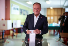 Poľský premiér Donald Tusk odovzdal svoj hlas vo voľbách do Európskeho parlamentu​. FOTO: Reuters