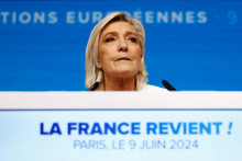 Predsedníčka francúzskej strany Národné združenie Marine Le Penová s Jordanom Bardellom po vyhlásení odhadovaných výsledkov volieb do europarlamentu, podľa ktorých jej strana vyhrala.FOTO: Reuters