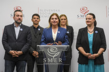 Zvolení europoslanci strany Smer-SD, zľava Ľuboš Blaha, Erik Kaliňák, Monika Beňová, Judita Laššáková a Katarína Roth Neveďalová. FOTO: TASR/J. Novák