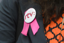Prvý výstražný štrajk zamestnancov a spolupracovníkov RTVS v Bratislave 10. júna 2024. Štrajk sa uskutočnil formou protestného pochodu od budovy Slovenského rozhlasu na Mýtnej 1 v Bratislave k budove Ministerstva kultúry SR na Námestí SNP 33. Na snímke účastníčka protestného zhromaždenia. FOTO TASR - Jaroslav Novák