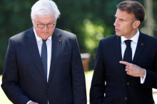 Francúzsky prezident Emmanuel Macron a nemecký prezident Frank-Walter Steinmeier. FOTO: Reuters