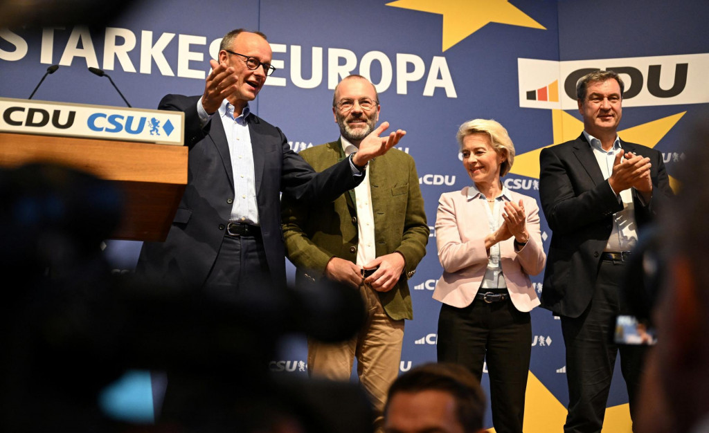 Predsedníčka Európskej komisie Ursula von der Leyenová, predseda nemeckej Kresťanskodemokratickej únie (CDU) Friedrich Merz, líder Kresťanskosociálnej únie (CSU) a bavorský premiér Markus Soeder a predseda Európskej ľudovej strany (EPP) Manfred Weber. FOTO: Reuters