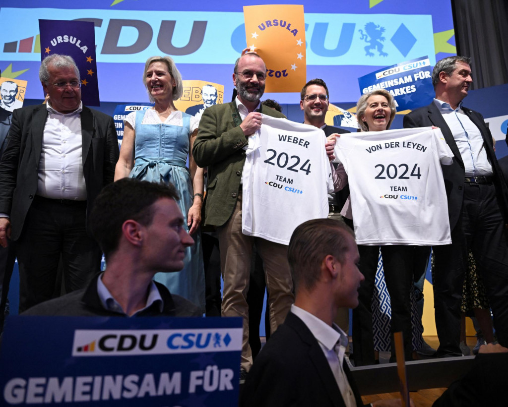 Predsedníčka Európskej komisie Ursula von der Leyenová, predseda nemeckej Kresťanskodemokratickej únie (CDU) Friedrich Merz, líder Kresťanskosociálnej únie (CSU) a bavorský premiér Markus Söder a predseda Európskej ľudovej strany (EPP) Manfred Weber sa zúčastňujú na predvolebnom zhromaždení v Mníchove. FOTO: Reuters