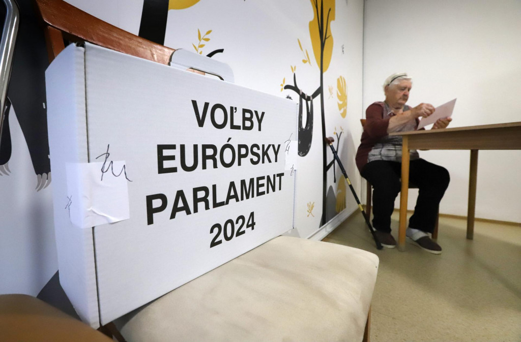 Seniorka volí v zariadení pre seniorov Jeseň počas volieb do Európskeho parlamentu v Banskej Bystrici. FOTO: TASR/Ján Krošlák