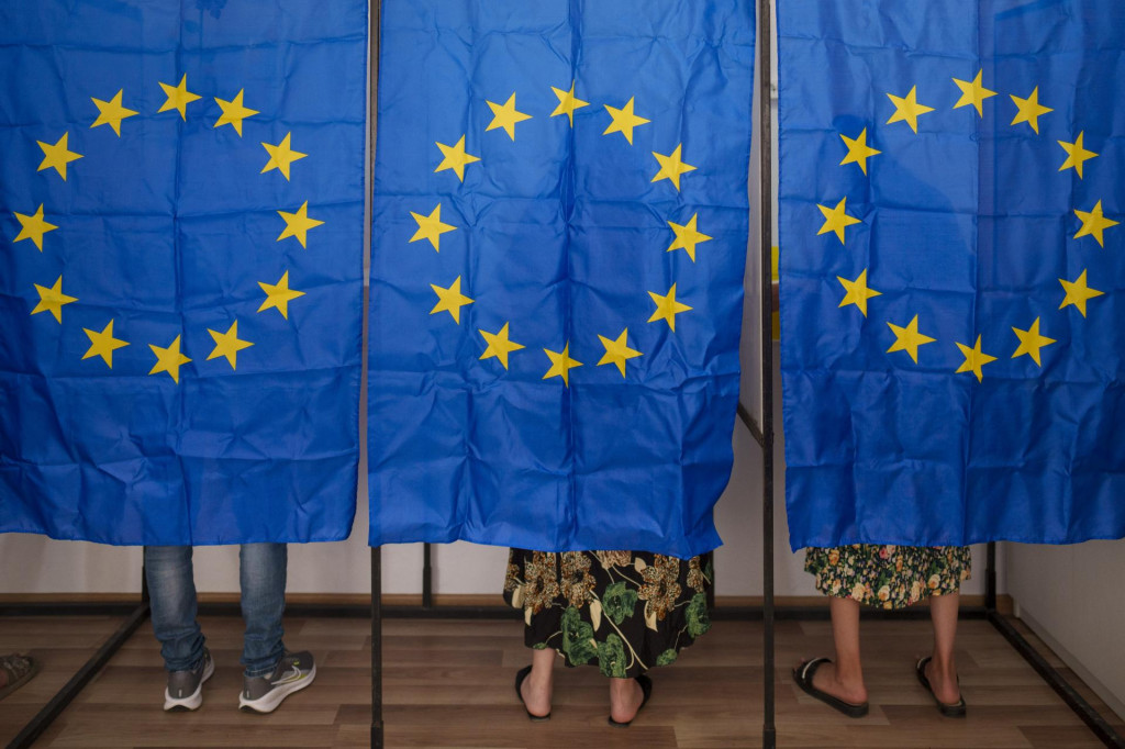 Ľudia počas hlasovania vo voľbách do Európskeho parlamentu. FOTO: TASR/AP