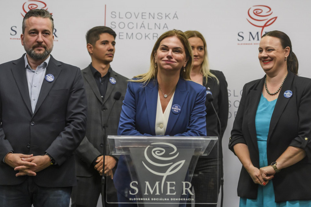 Na sn&iacute;mke zvolen&iacute; europoslanci, zľava Ľubo&scaron; Blaha, Erik Kaliň&aacute;k, Monika Beňov&aacute;, Judita La&scaron;&scaron;&aacute;kov&aacute; a Katar&iacute;na Roth Neveďalov&aacute; počas tlačovej konferencie strany Smer-SD k v&yacute;sledkom volieb do Eur&oacute;pskeho parlamentu 2024. FOTO: TASR/Jaroslav Nov&aacute;k