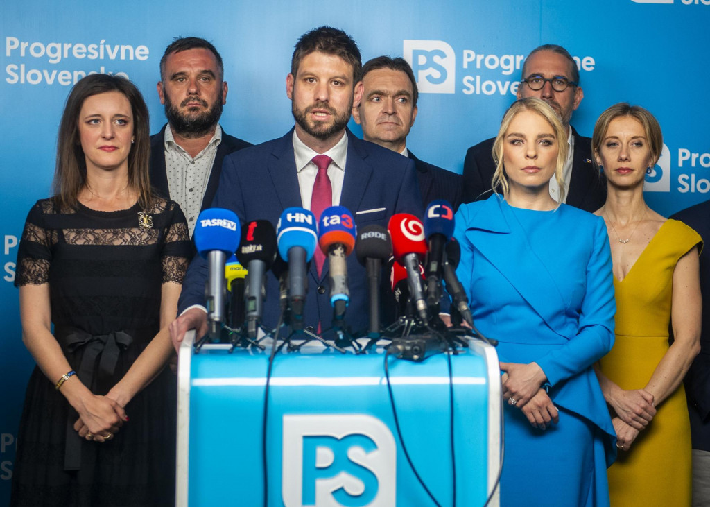 Členovia hnutia Progres&iacute;vne Slovensko (PS), zľava Ľubica Karva&scaron;ov&aacute;, Michal Wiezig, predseda hnutia Progres&iacute;vne Slovensko Michal &Scaron;imečka, Ľudov&iacute;t &Oacute;dor, Veronika Cifrov&aacute; Ostrihoňov&aacute;, Martin Hojs&iacute;k a Lucia Yar. FOTO: TASR/Jakub Kotian