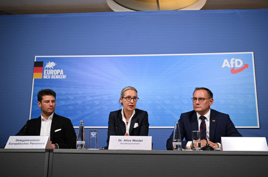 Spolulídri nemeckej strany Alternatíva pre Nemecko Alice Weidel a Tino Chrupalla sa zúčastňujú tlačovej konferencie s Rene Austom.  FOTO: Reuters