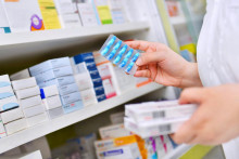 Ak je možnosť adekvátnej náhrady za chýbajúci liek, farmaceuti ju zákazníkovi hneď ponúknu. FOTO: Shutterstock