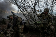 Príslušníci 12. brigády špeciálnych síl Azov z Národnej gardy Ukrajiny strieľajú z húfnice na ruské jednotky v Doneckej oblasti. FOTO: Reuters