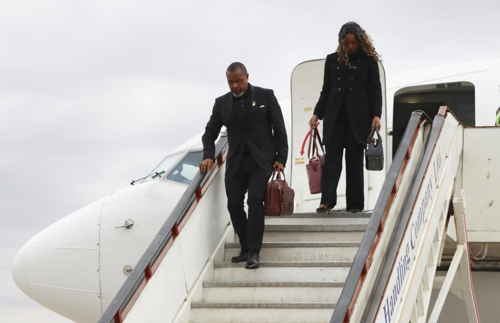 Malawijský viceprezident Saulos Chilima (vľavo) a jeho manželka Mary vystupujú z lietadla po návrate z Južnej Kórey v malawijskom hlavnom meste Lilongwe 9. júna 2024. FOTO: TASR/AP