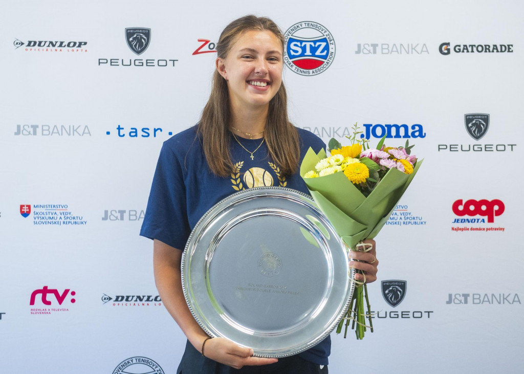 Renáta Jamrichová je deblovou víťazkou dievčenskej juniorky z grandslamového turnaja Roland Garros. FOTO: TASR/J. Kotian