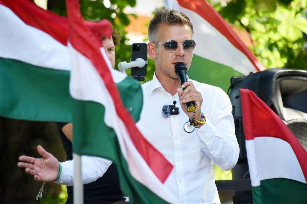 Slnečné okuliare sú nevyhnutným doplnkom nového lídra maďarskej opozície. Po boku svojej bývalej manželky sa v minulosti objavil aj na obaloch dámskych magazínov. FOTO: FB/Péter Magyar