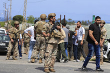Libanonskí vojaci blokujú cestu, ktorá vedie k miestu, kde izraelské letectvo zaútočilo na vozidlo a malú továreň na výrobu tehál. FOTO: Reuters