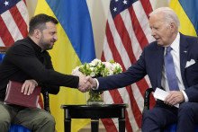 Ukrajinský prezident Volodymyr Zelenskyj a americký prezident Joe Biden. FOTO: TASR/AP