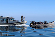 Tuniská pobrežná stráž sa pokúša zastaviť migrantov na mori počas ich pokusu prejsť do Talianska pri pobreží pri Sfax. FOTO: Reuters