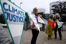 Podporovatelia a členky združenia Senior Women for Climate Protection držia transparenty pri príchode k rozhodnutiu v prípade Verein KlimaSeniorinnen Schweiz a iní proti Švajčiarsku na Európskom súde pre ľudské práva. FOTO: Reuters