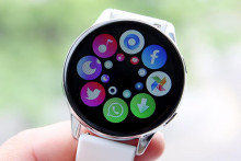 Lacný falzifikát smart hodiniek Samsung z čínskeho e-shopu. FOTO: Lukáš Hron, Mobil.iDNES.cz