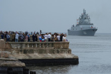 Ruská fregata Admirál Gorškov pri vstupe do Havanského zálivu. FOTO: Reuters