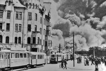 Pohľad z dnešného Šafárikovho námestia po nálete na slovenskú metropolu 16. júna 1944. Hustý kúdol dymu stúpa zo zasiahnutej rafinérie Apollo.