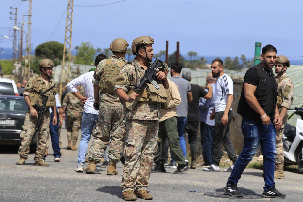 Libanonskí vojaci blokujú cestu, ktorá vedie k miestu, kde izraelské letectvo zaútočilo na vozidlo a malú továreň na výrobu tehál. FOTO: Reuters