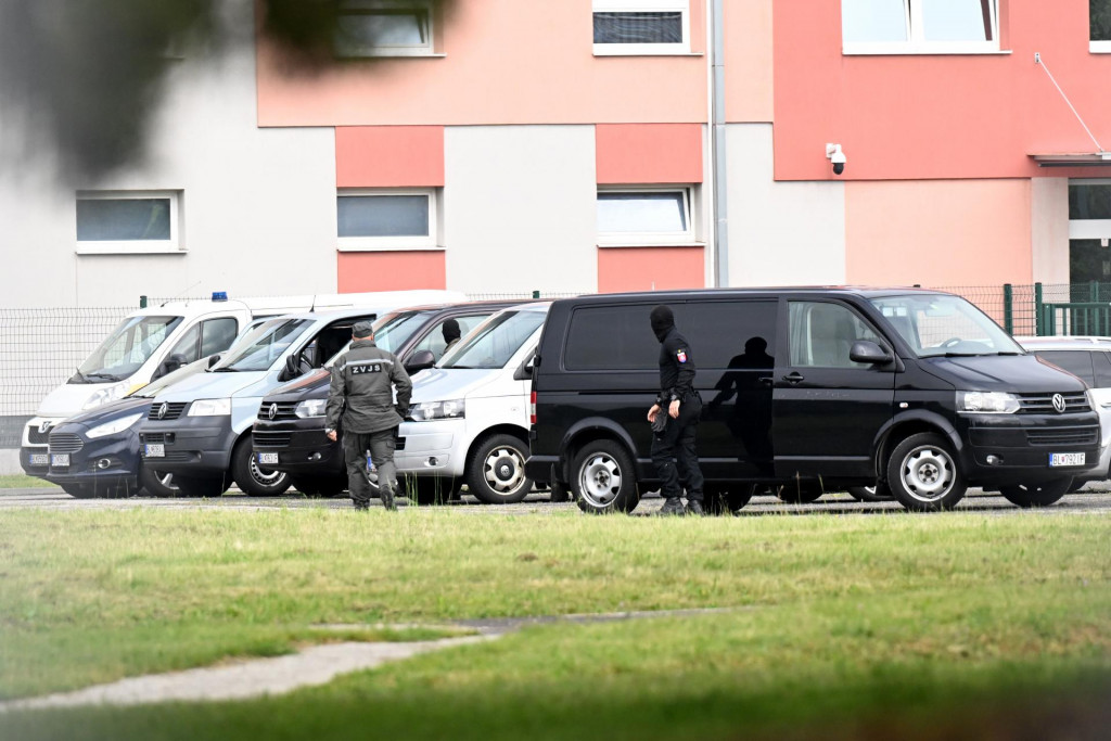 Na snímke príslušníci Zväzu väzenskej a justičnej stráže zaisťujú okolie pred Špecializovaným trestným súdom. FOTO: TASR/Martin Baumann