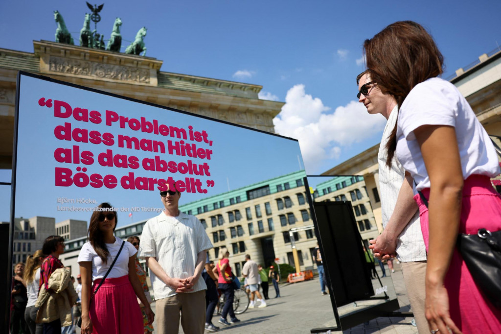 Zrkadlová inštalácia proti AfD pri Brandenburskej bráne s citátom člena strany Bjorna Hockeho. Citát znie: „Problém je, že Hitler je zobrazený ako absolútne zlo.” FOTO: Reuters