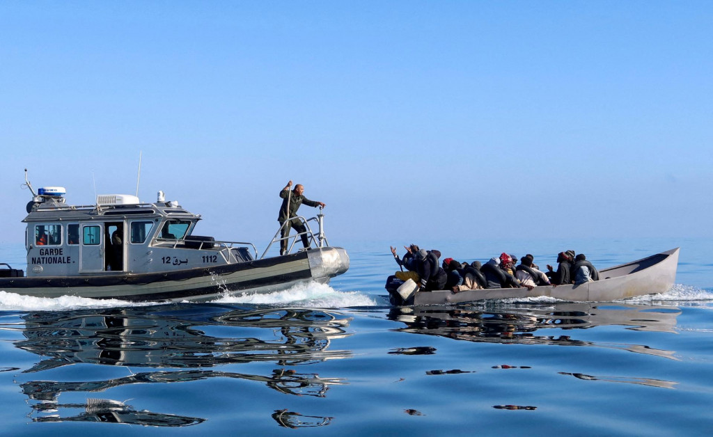 Tuniská pobrežná stráž sa pokúša zastaviť migrantov na mori počas ich pokusu prejsť do Talianska pri pobreží pri Sfax. FOTO: Reuters