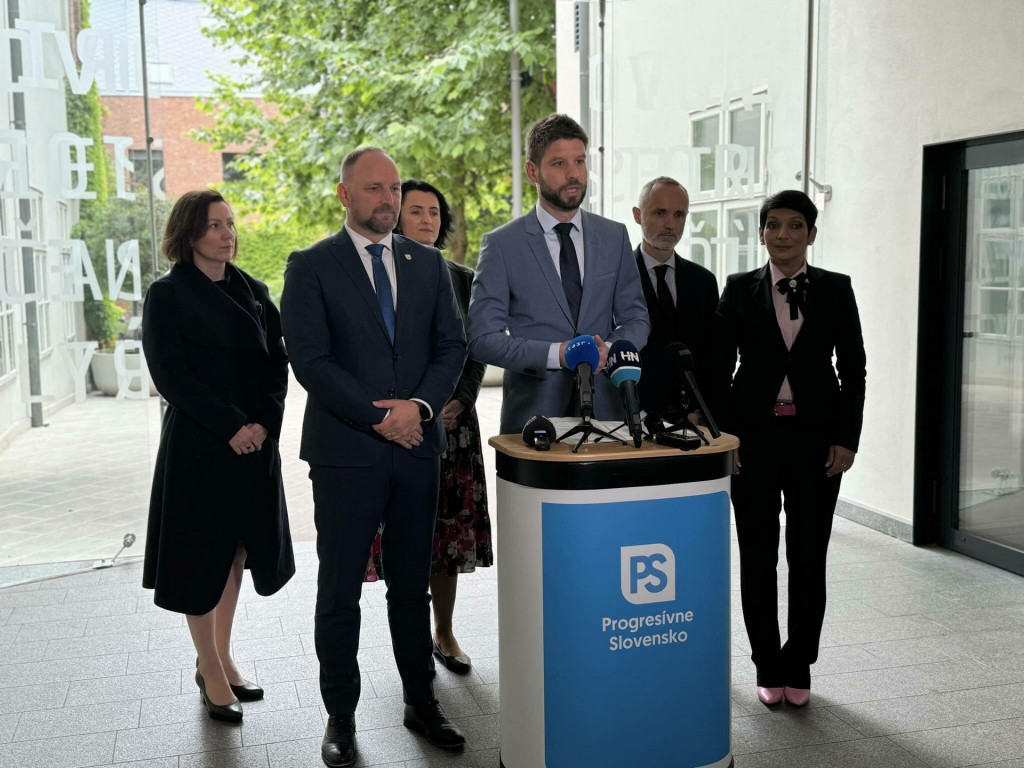Michal &Scaron;imečka oznamuje vstup Jozefa Viskupiča do PS. FOTO: Hn/&Aacute;kos Cs&eacute;plő