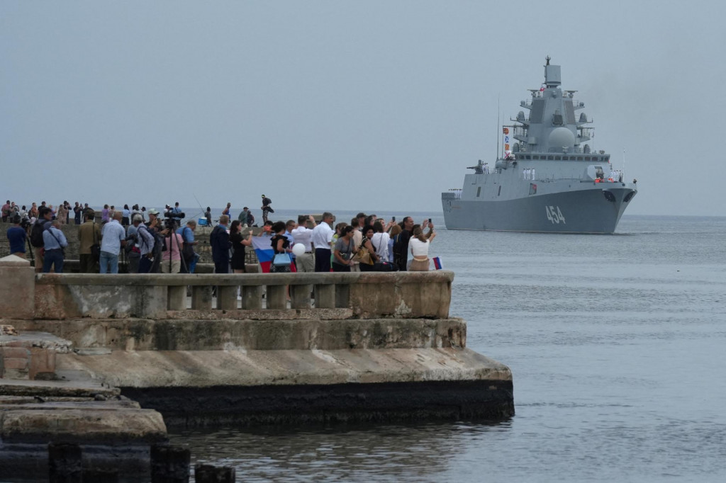 Ruská fregata Admirál Gorškov pri vstupe do Havanského zálivu. FOTO: Reuters