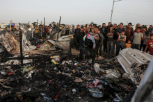 Palestínčania sa pozerajú na deštrukciu po izraelskom bombardovaní pásma Gazy v Rafahu, na juhu pásma Gazy. FOTO: TASR/AP
