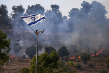 Požiar na hranici po potýčkach medzi Izraelom a Hizballáhom. FOTO: Reuters