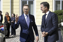 Fínsky prezident Alexander Stubb víta holandského premiéra Marka Rutteho pred začiatkom rozhovorov Kultaranta v Helsinkách. FOTO: TASR/AP